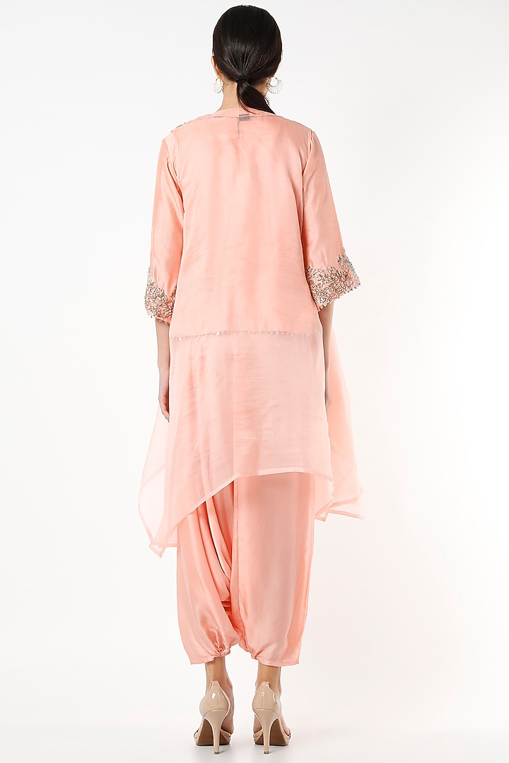 Peach Organza Embroidered Cape Set by Mahi Calcutta at Pernia's Pop Up Shop