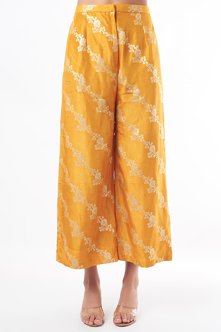 Tangerine Hand Embroidered Kurta Set by Mahi Calcutta at Pernia's Pop Up Shop