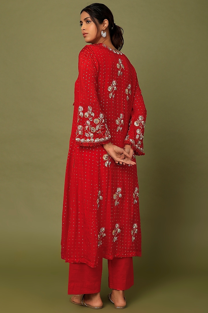 Vermillion Mukaish Chinon Embroidered Kurta Set by Mahi Calcutta at Pernia's Pop Up Shop