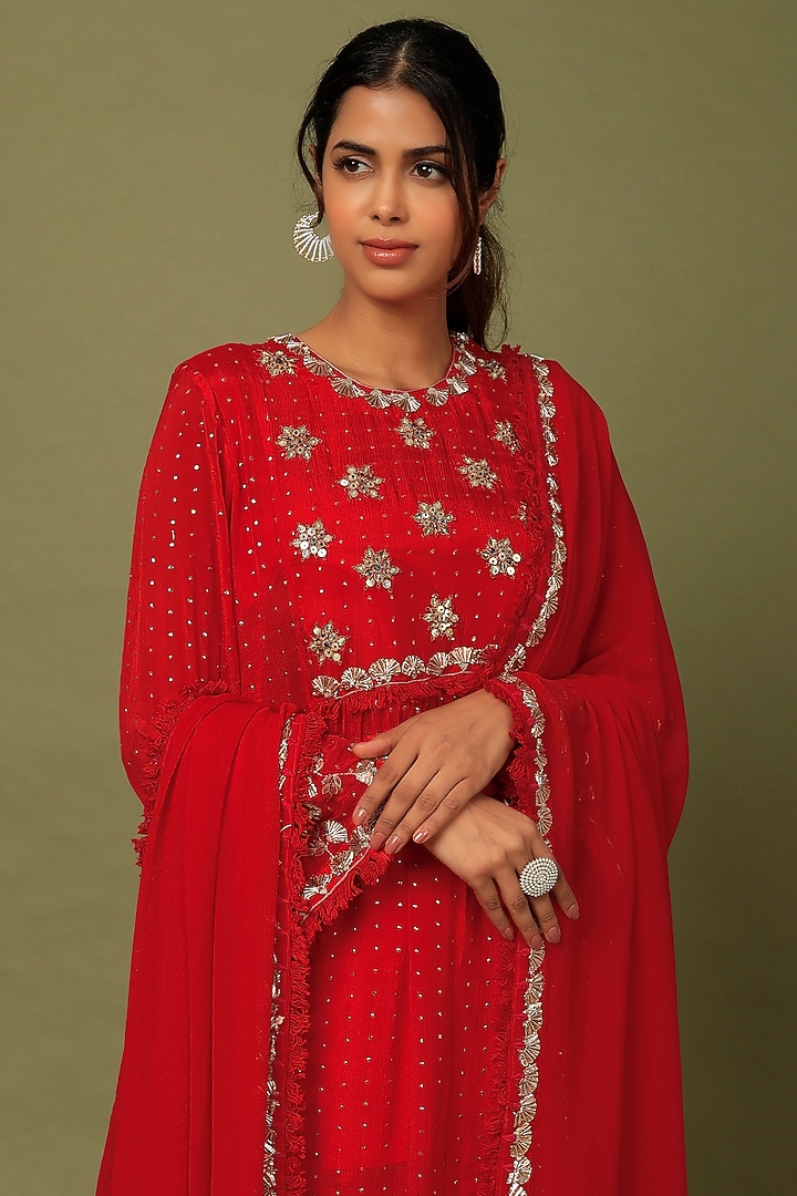 Vermillion Mukaish Chinon Embroidered Kurta Set by Mahi Calcutta at Pernia's Pop Up Shop
