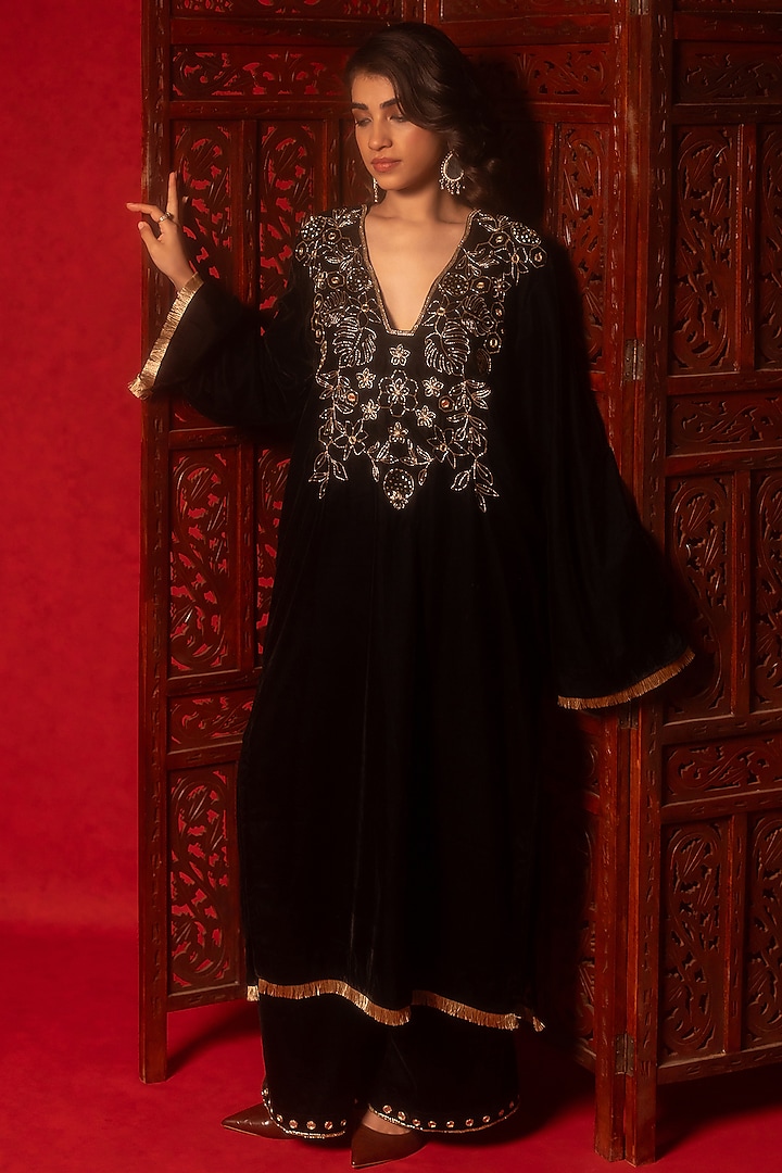 Black Silk Velvet Hand Embroidered Kurta Set by Mansi Gajjar at Pernia's Pop Up Shop