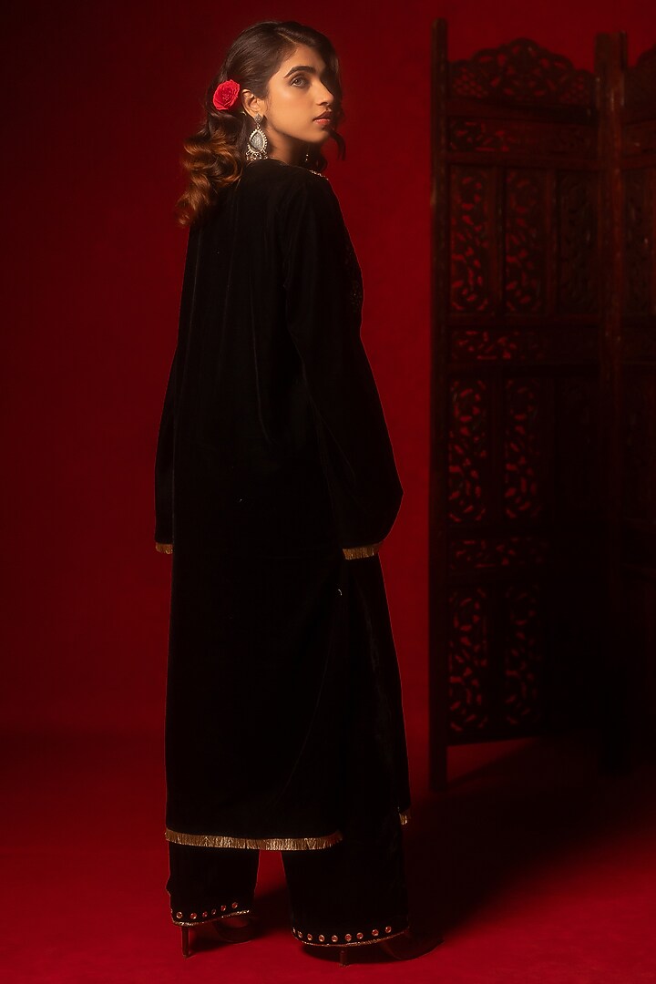 Black Silk Velvet Hand Embroidered Kurta Set by Mansi Gajjar at Pernia's Pop Up Shop