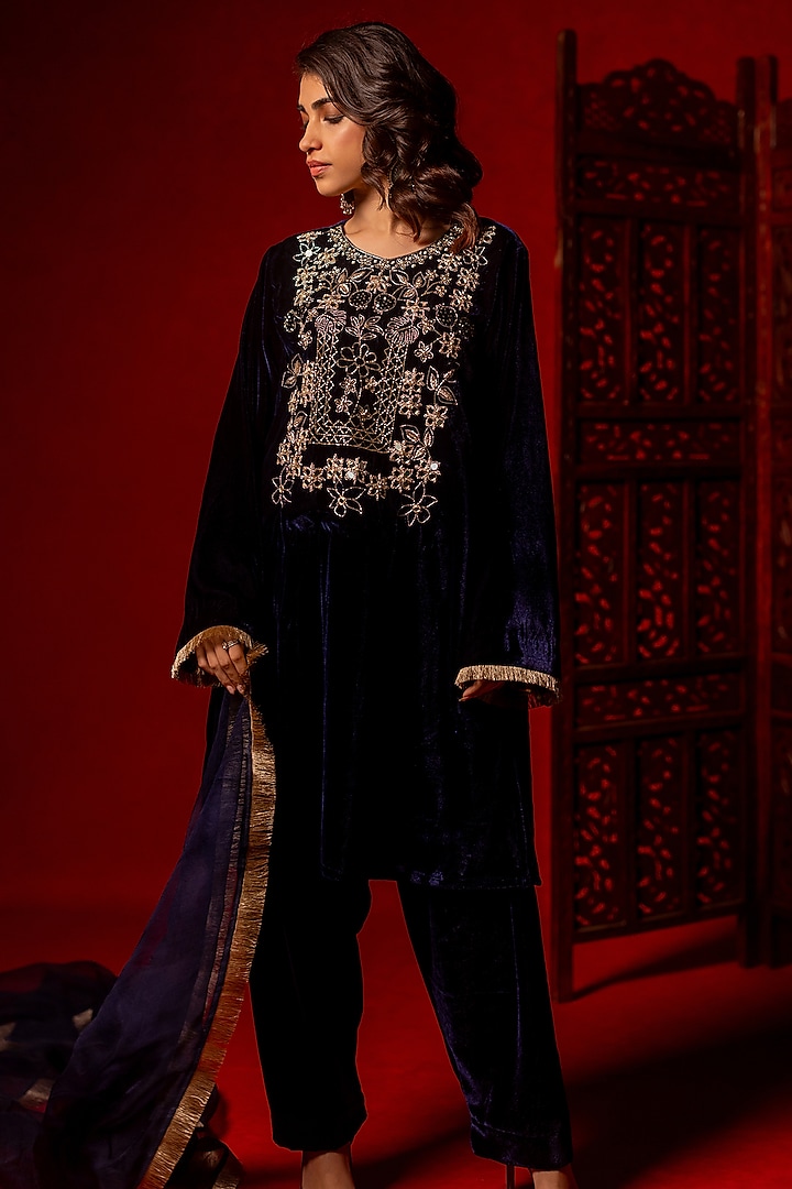 Navy Blue Silk Velvet Hand Embroidered Kurta Set by Mansi Gajjar at Pernia's Pop Up Shop