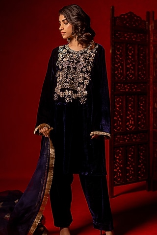 Navy Blue Silk Velvet Hand Embroidered Kurta Set by Mansi Gajjar