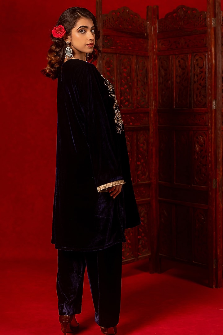 Navy Blue Silk Velvet Hand Embroidered Kurta Set by Mansi Gajjar at Pernia's Pop Up Shop