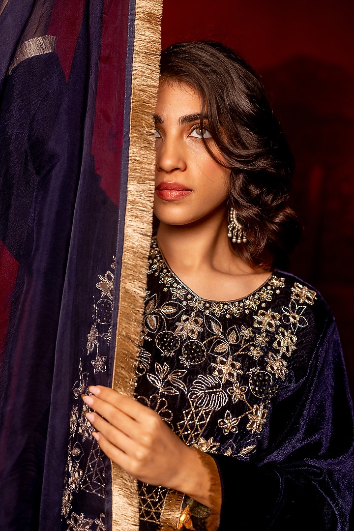 Navy Blue Silk Velvet Hand Embroidered Kurta Set by Mansi Gajjar at Pernia's Pop Up Shop