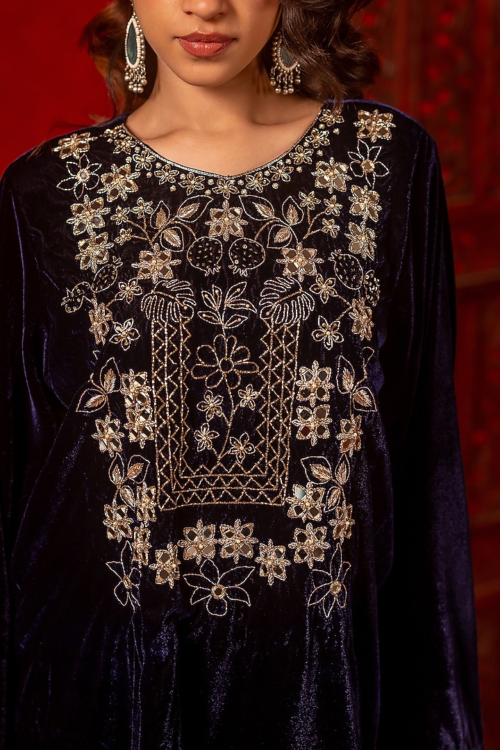 Navy Blue Silk Velvet Hand Embroidered Kurta Set by Mansi Gajjar at Pernia's Pop Up Shop