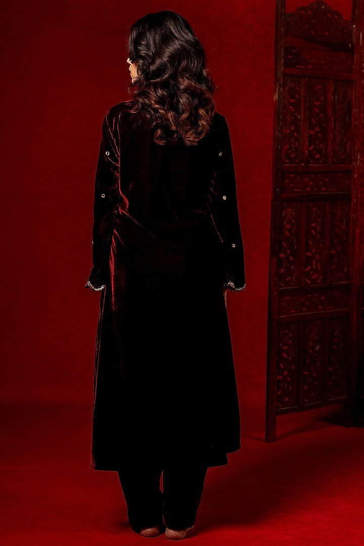 Maroon Silk Velvet Hand Embroidered Kurta Set by Mansi Gajjar at Pernia's Pop Up Shop