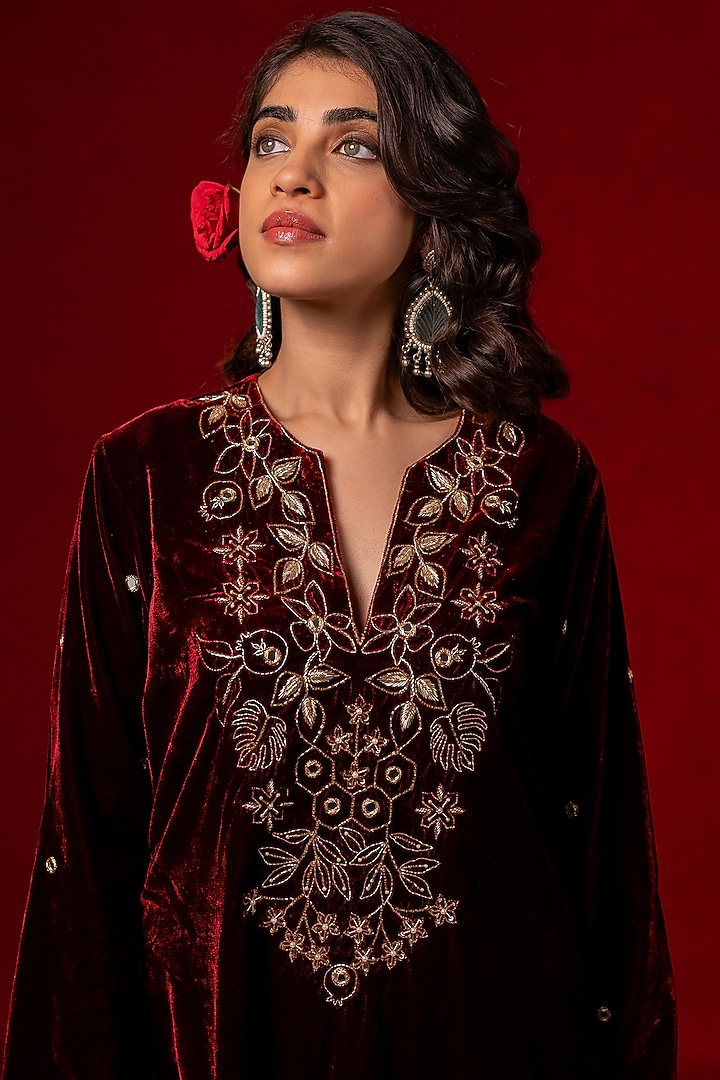 Maroon Silk Velvet Hand Embroidered Kurta Set by Mansi Gajjar at Pernia's Pop Up Shop