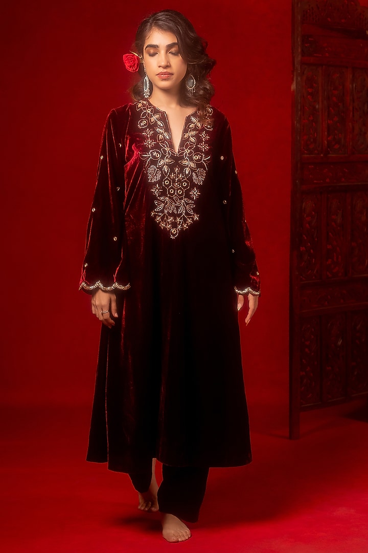 Maroon Silk Velvet Hand Embroidered Kurta Set by Mansi Gajjar at Pernia's Pop Up Shop
