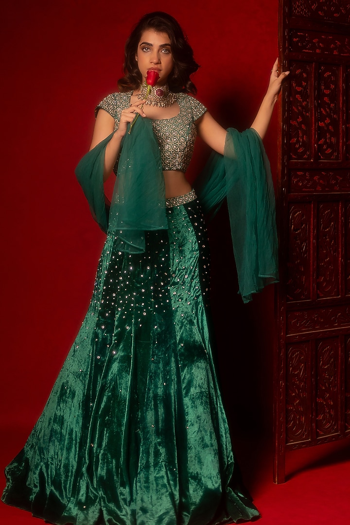 Emerald Green Velvet Hand Embroidered Wedding Lehenga Set by Mansi Gajjar at Pernia's Pop Up Shop