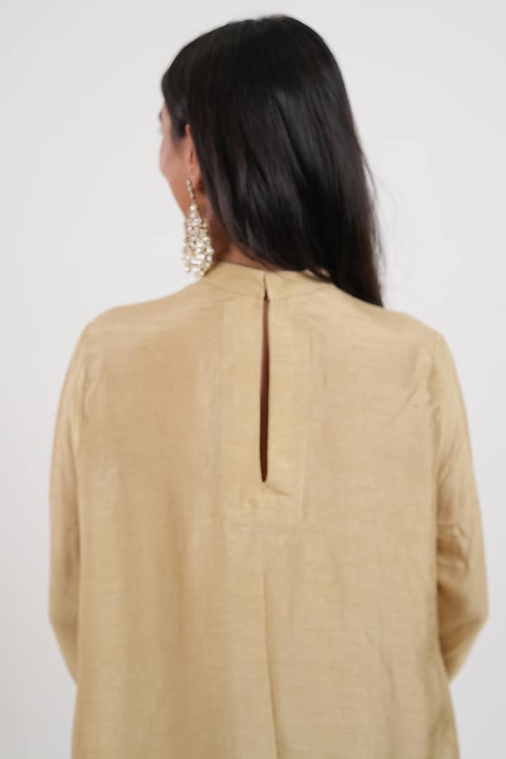 Olive Green Dola Silk Hand Embroidered Kurta Set by Mansi Gajjar at Pernia's Pop Up Shop