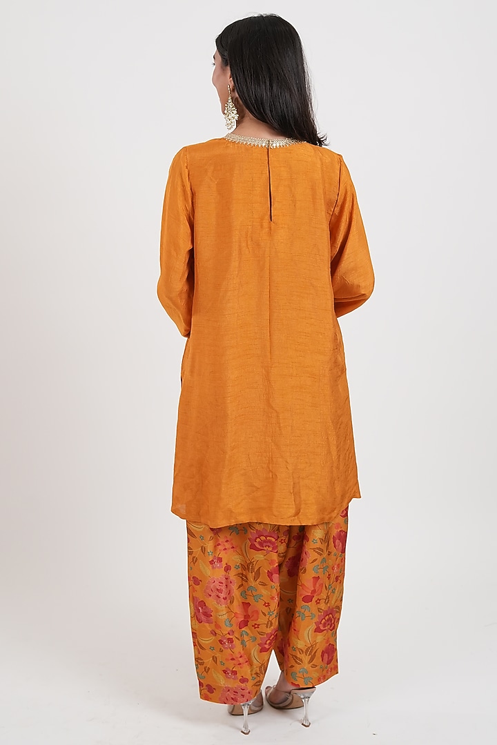 Mustard Yellow Dola Silk Hand Embroidered Kurta Set by Mansi Gajjar at Pernia's Pop Up Shop