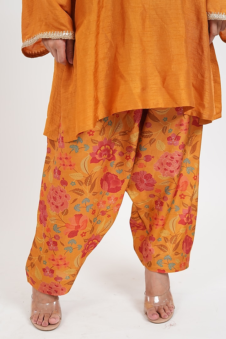 Mustard Yellow Dola Silk Hand Embroidered Kurta Set by Mansi Gajjar at Pernia's Pop Up Shop