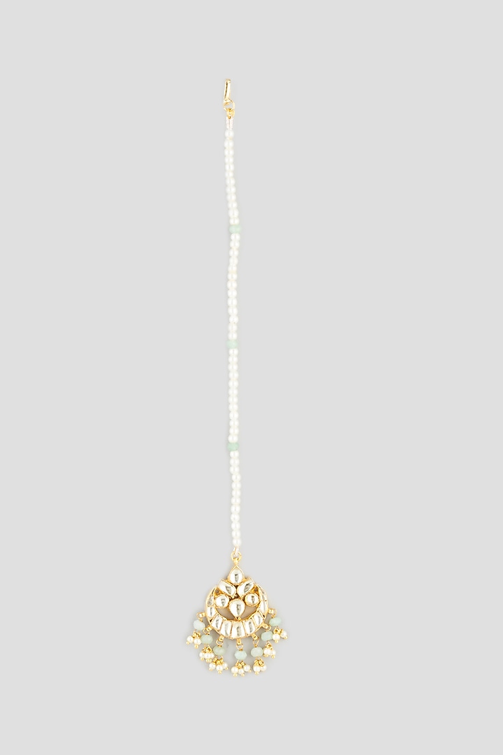 Gold Finish Beaded Maang Tikka by Maisara Jewelry at Pernia's Pop Up Shop