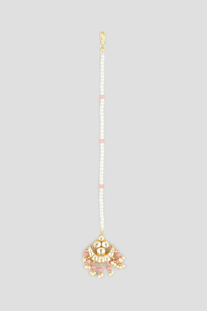 Gold Finish Beaded Maang Tikka by Maisara Jewelry at Pernia's Pop Up Shop