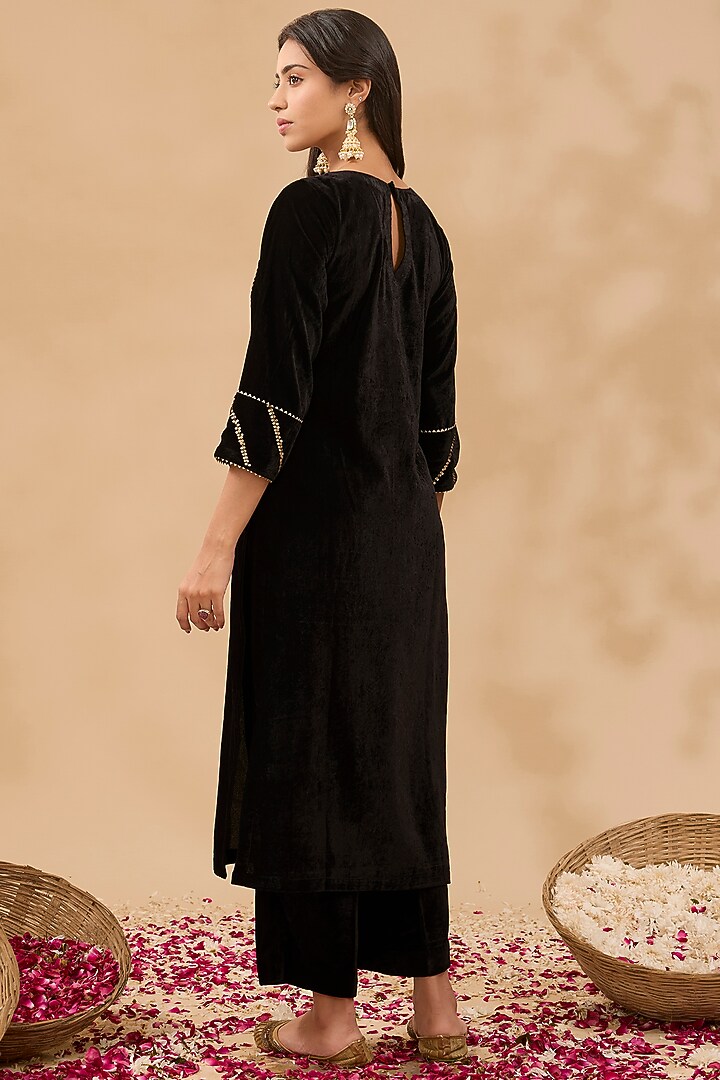 Black Velvet Hand Embroidered Kurta Set by MAKAAN.51 at Pernia's Pop Up Shop