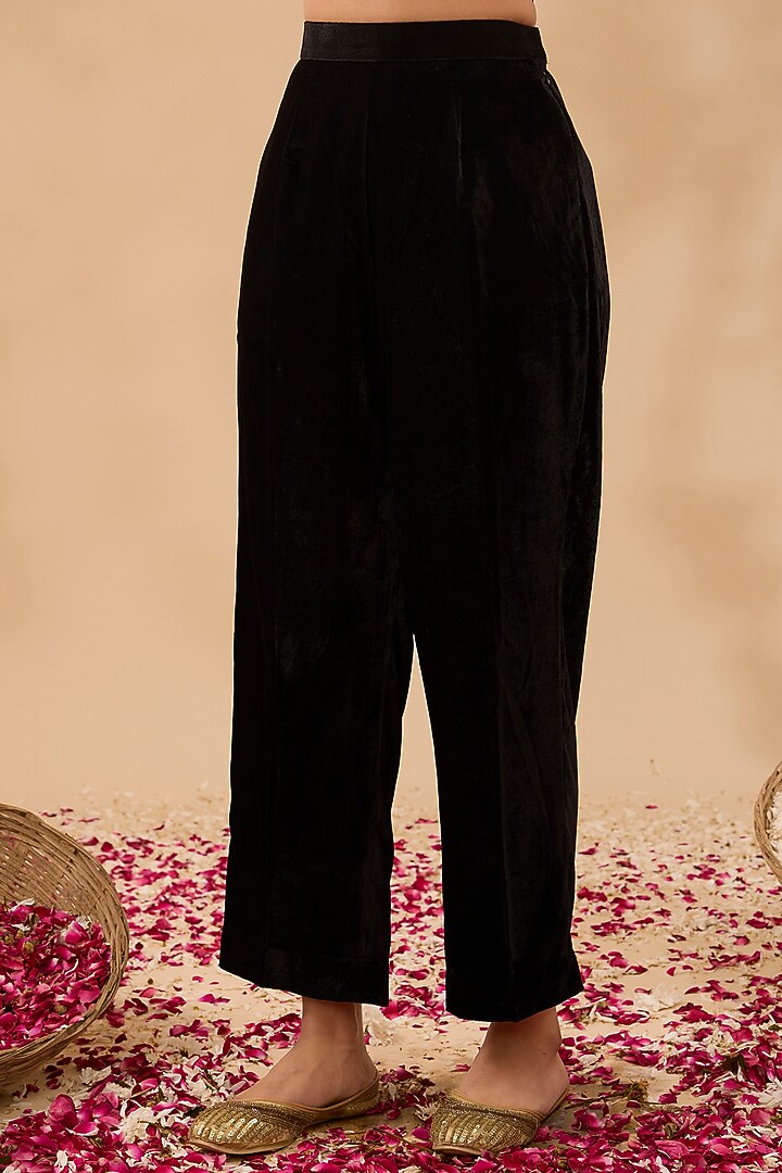Black Velvet Hand Embroidered Kurta Set by MAKAAN.51 at Pernia's Pop Up Shop