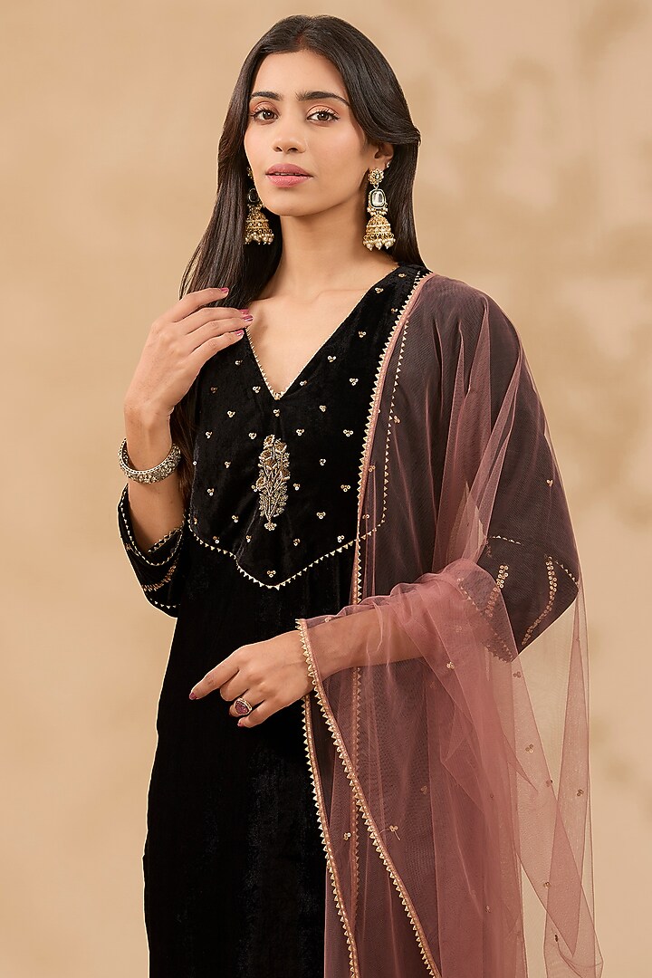 Black Velvet Hand Embroidered Kurta Set by MAKAAN.51 at Pernia's Pop Up Shop