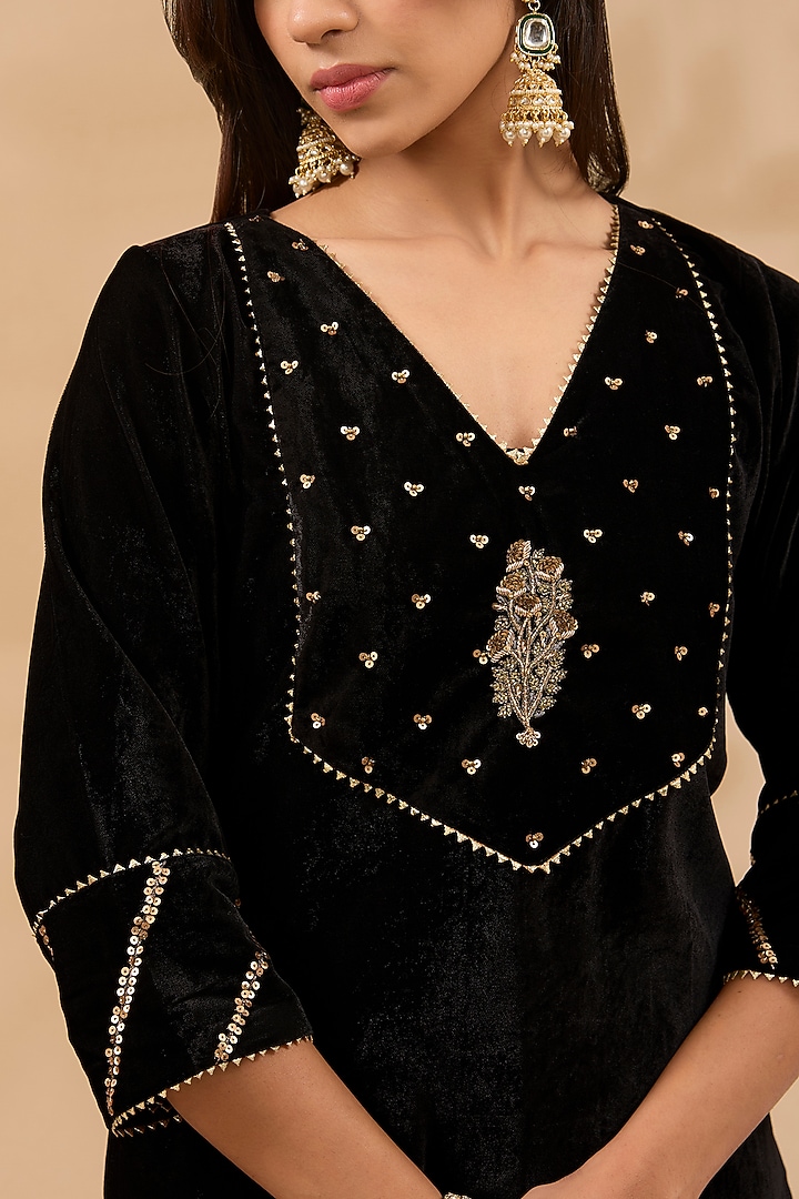 Black Velvet Hand Embroidered Kurta Set by MAKAAN.51 at Pernia's Pop Up Shop