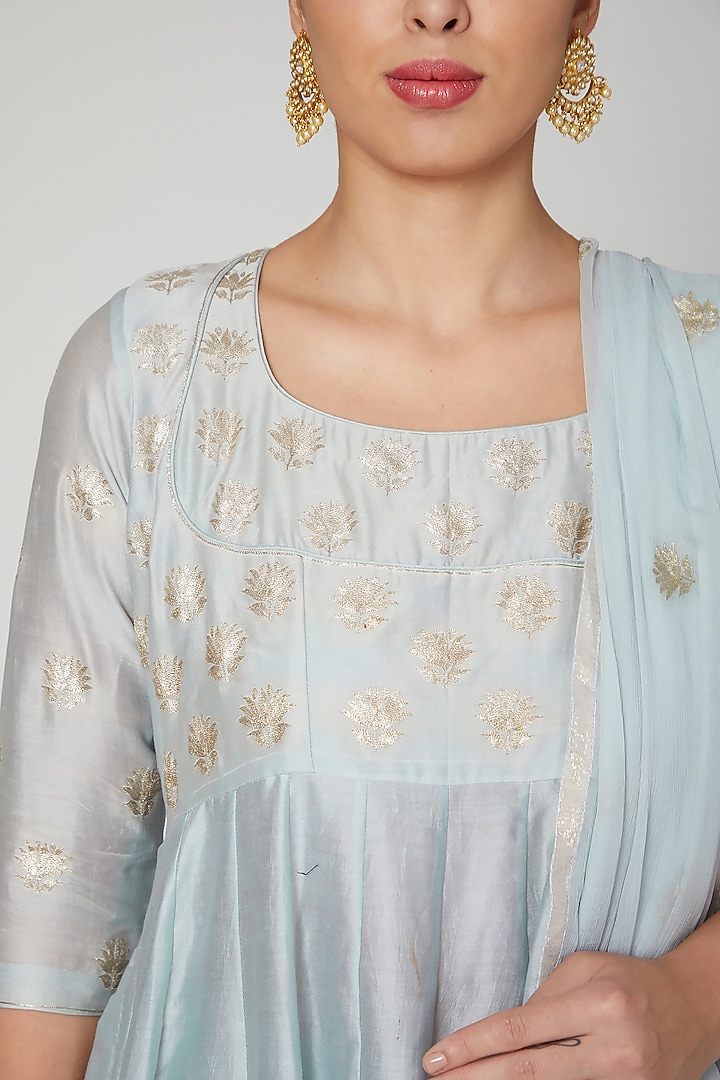 Grey Hand Embroidered Kurta Set by Manmeera at Pernia's Pop Up Shop