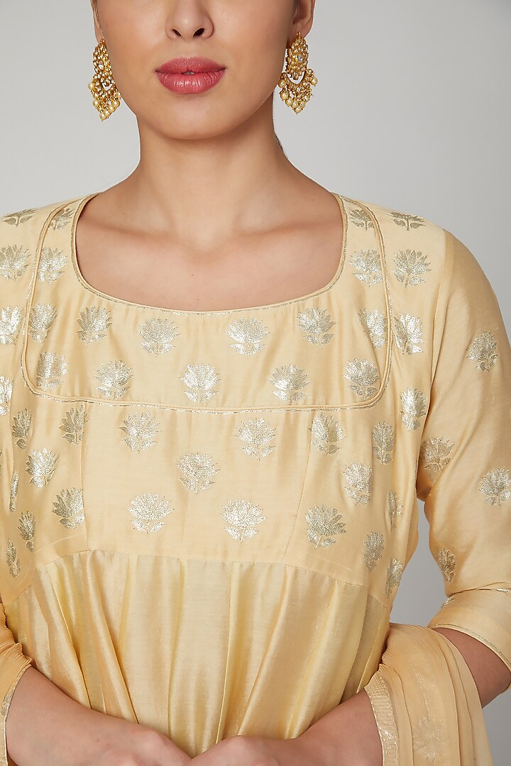 Gold Hand Embroidered Kurta Set by Manmeera at Pernia's Pop Up Shop