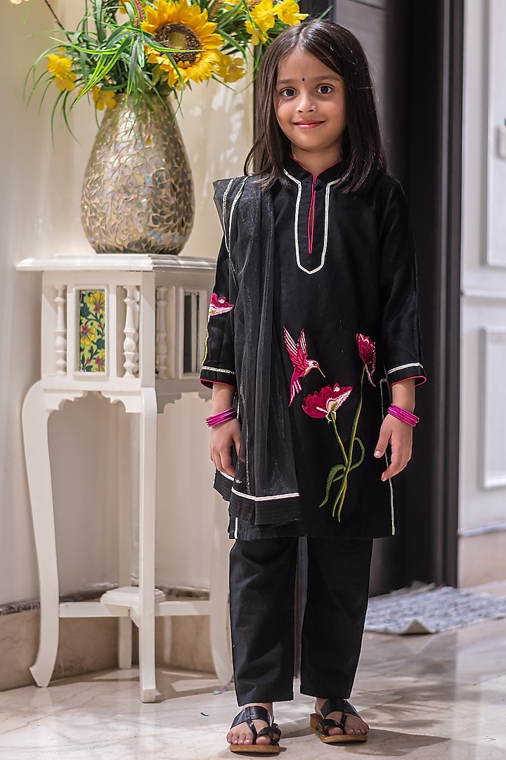 Black Handwoven Chanderi Floral Machine Embroidered Kurta Set For Girls by Mamma Plz