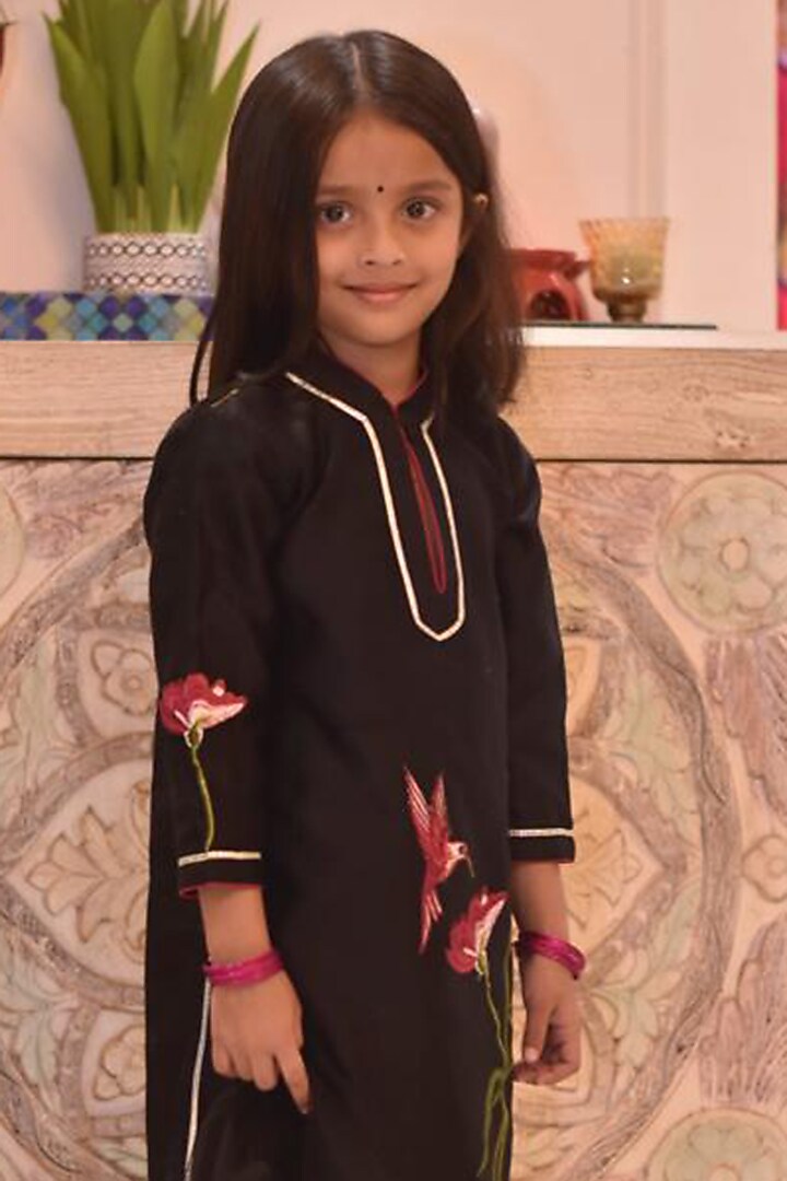 Black Handwoven Chanderi Floral Machine Embroidered Kurta Set For Girls by Mamma Plz at Pernia's Pop Up Shop