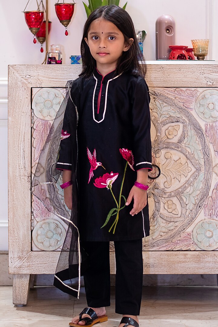 Black Handwoven Chanderi Floral Machine Embroidered Kurta Set For Girls by Mamma Plz at Pernia's Pop Up Shop