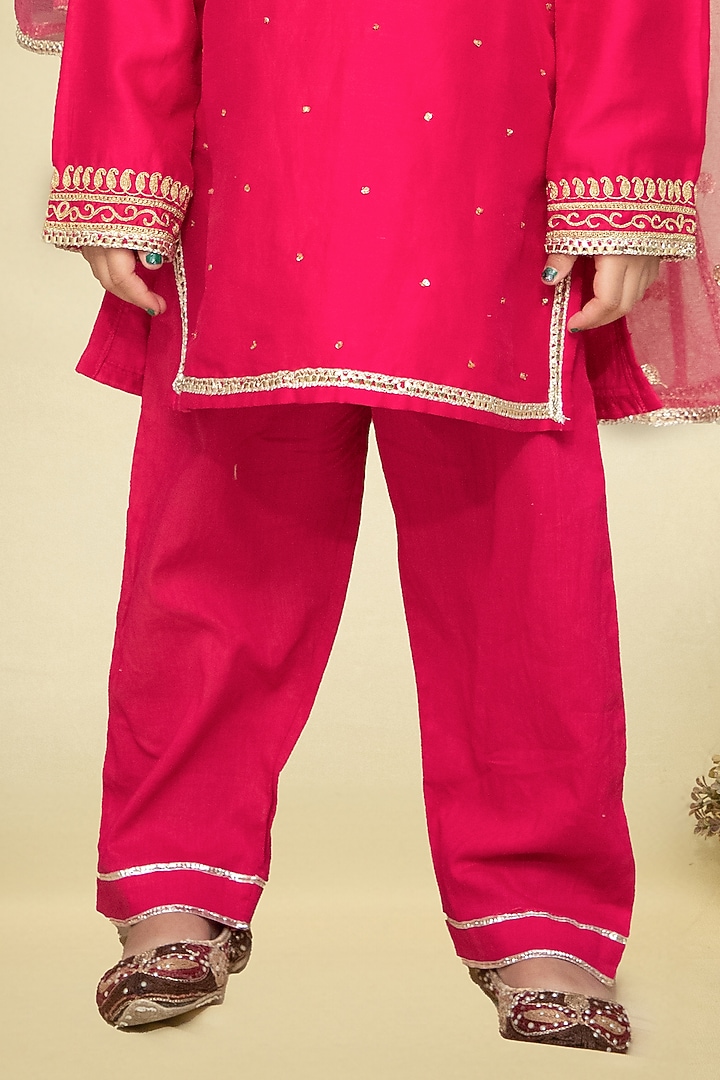 Fuchsia Chanderi Embroidered Kurta Set For Girls by Mamma Plz at Pernia's Pop Up Shop