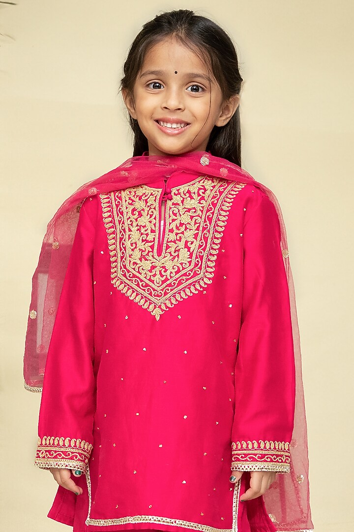 Fuchsia Chanderi Embroidered Kurta Set For Girls by Mamma Plz at Pernia's Pop Up Shop