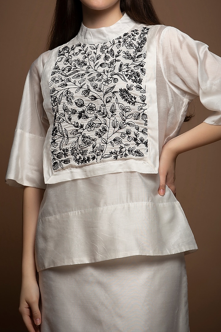 White Chanderi Silk Thread Embroidered Skirt Set by House of MANAA at Pernia's Pop Up Shop