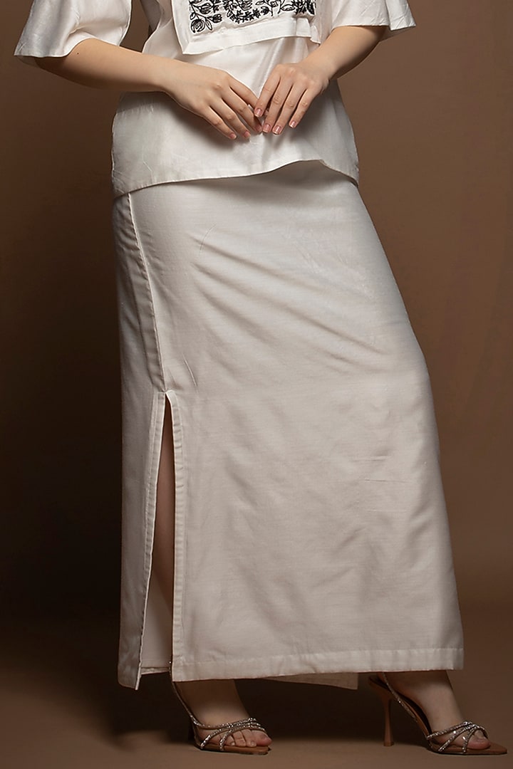 White Chanderi Silk Thread Embroidered Skirt Set by House of MANAA at Pernia's Pop Up Shop