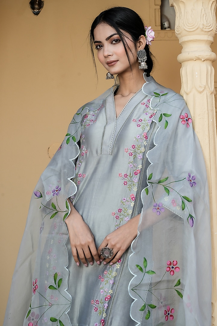 Grey Chanderi Silk Machine Embroidered Kurta Set by Mangalmay By Aastha at Pernia's Pop Up Shop