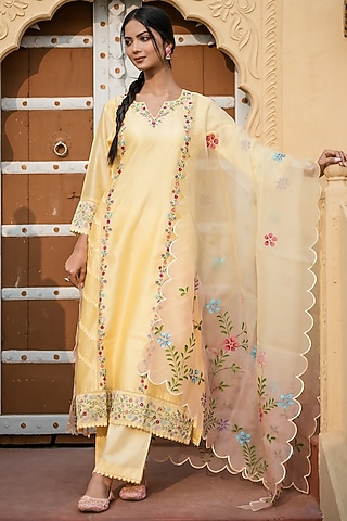 Pastel Yellow Chanderi Silk Embroidered Kurta Set by Mangalmay By Aastha