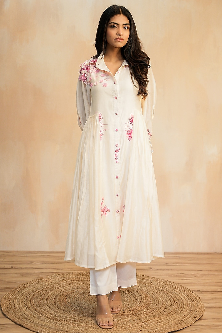 Off-White Chanderi Silk Hand-Painted & 3D Floral Applique Co-Ord Set by Mangalmay By Aastha at Pernia's Pop Up Shop