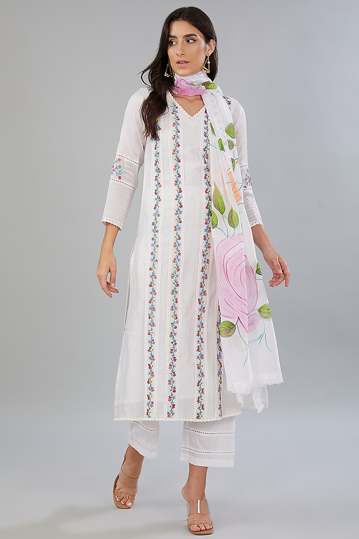 White Pure Chanderi Silk Thread Embroidered Kurta Set by Mangalmay By Aastha