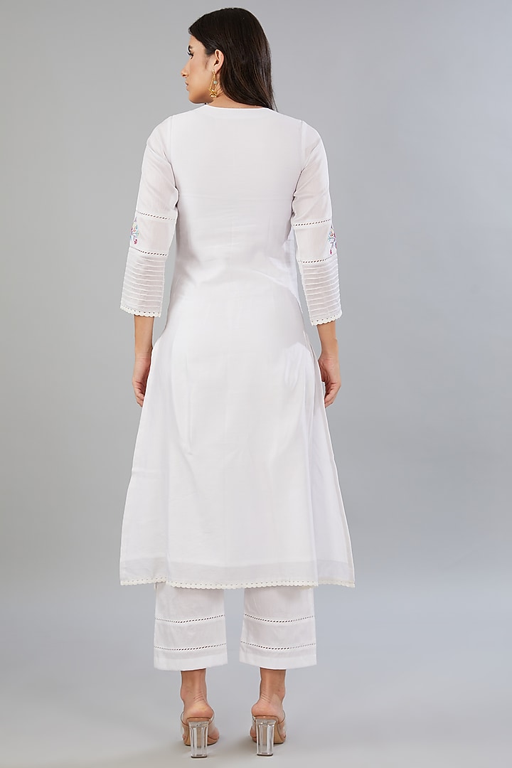 White Pure Chanderi Silk Thread Embroidered Kurta Set by Mangalmay By Aastha at Pernia's Pop Up Shop