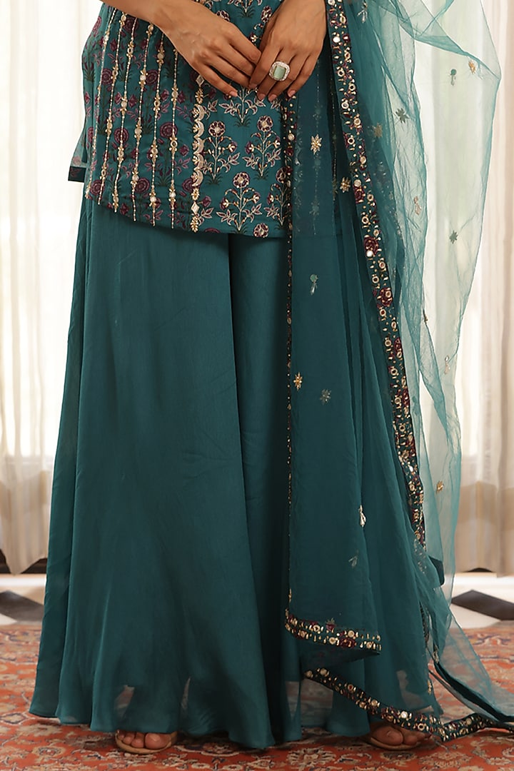 Green Chiffon Floral Printed & Hand Embroidered Straight Kurta Set by MANISHA SONI at Pernia's Pop Up Shop