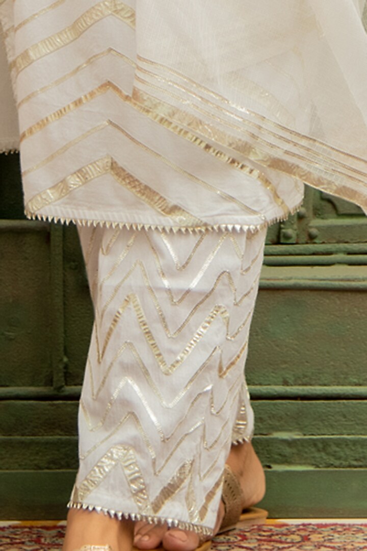 White Embroidered Kurta Set by Maison Shefali at Pernia's Pop Up Shop