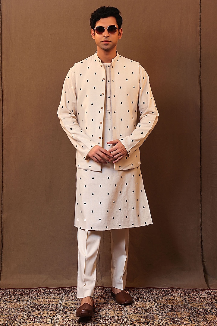 Off-White Handspun Kala Cotton Embroidered Bundi Jacket by Mati Men at Pernia's Pop Up Shop