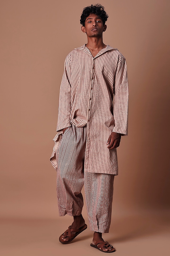 Mauve Handwoven Cotton Handblock Printed Hooded Kurta Set by Mati Men at Pernia's Pop Up Shop