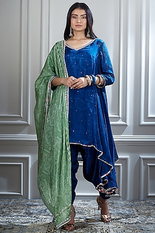 Blue Printed Asymmetric Kurta Set by mandira wirk - indian