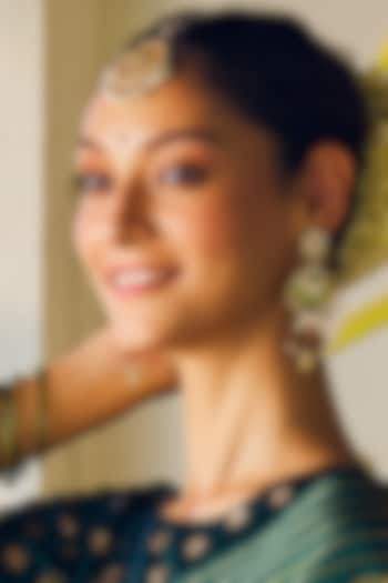 Gold Finish Kundan Polki & Pearl Maang Tikka by Maisara Jewelry at Pernia's Pop Up Shop