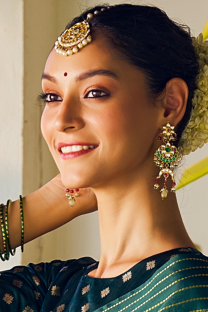 Gold Finish Kundan Polki & Pearl Maang Tikka by Maisara Jewelry at Pernia's Pop Up Shop