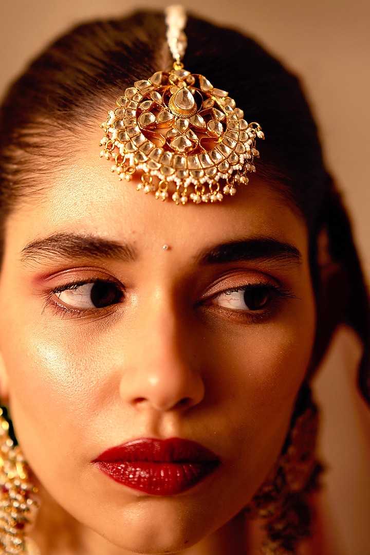 Gold Finish Kundan Polki & Pearl Maang Tikka by Maisara Jewelry at Pernia's Pop Up Shop