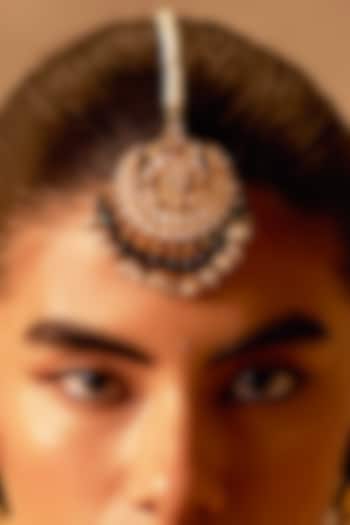 Gold Finish Kundan Polki & Pearl Handmade Jadau Maangtikka by Maisara Jewelry at Pernia's Pop Up Shop