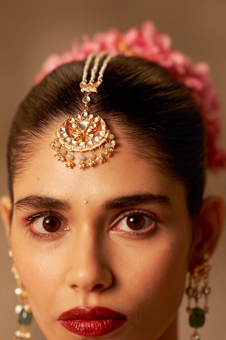 Gold Finish Kundan Polki & Pearl Handmade Jadau Maangtikka by Maisara Jewelry at Pernia's Pop Up Shop