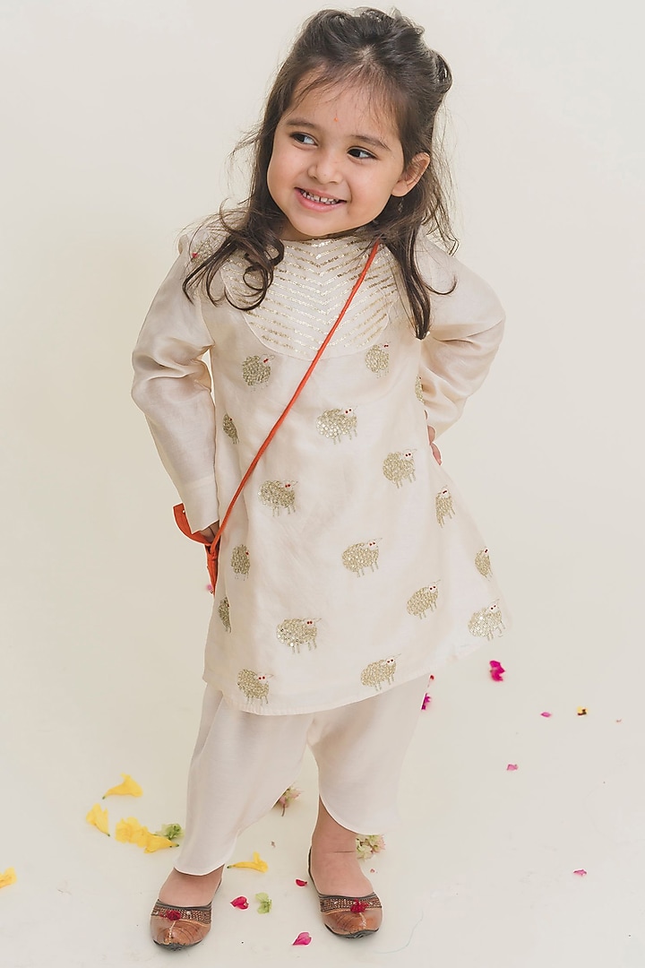 Off-White Hand Embroidered Kurta Set For Girls by MR BRAT at Pernia's Pop Up Shop