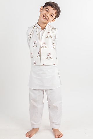 White Muslin Kurta Set With Bundi Jacket For Boys by MR BRAT